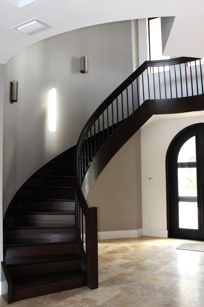 Cette image montre un escalier traditionnel avec des marches en bois, des contremarches en bois et un garde-corps en matériaux mixtes.