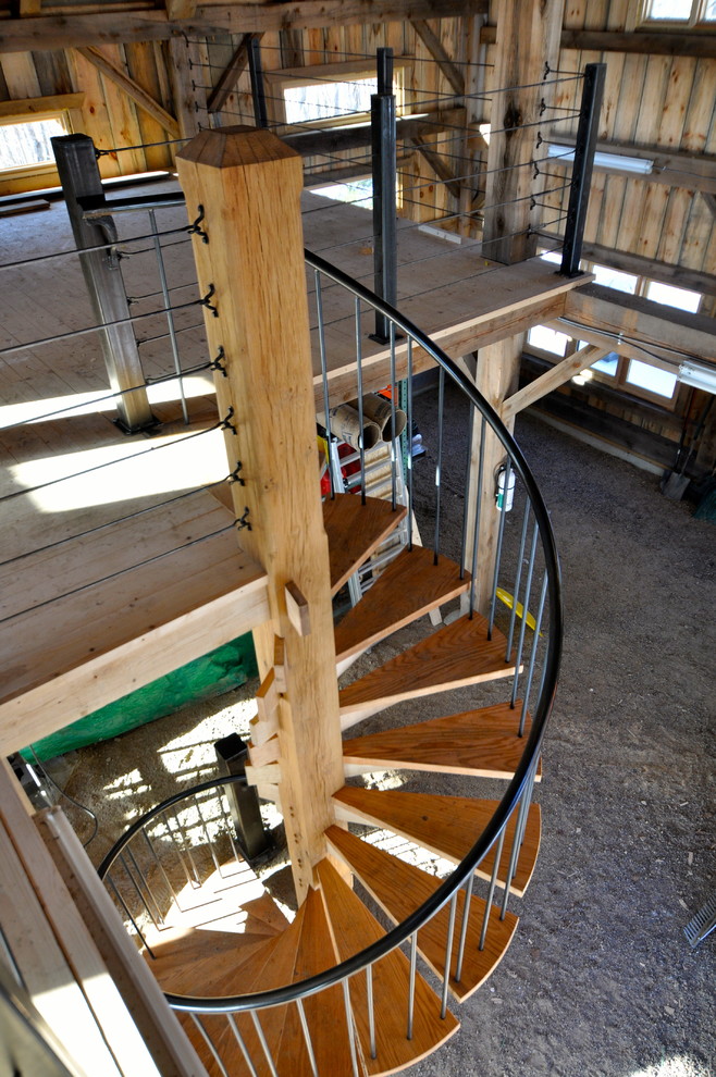 Diseño de escalera de caracol de estilo americano pequeña con escalones de madera y contrahuellas de madera