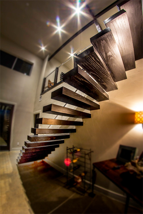 Diseño de escalera recta contemporánea de tamaño medio con escalones de madera y contrahuellas de metal