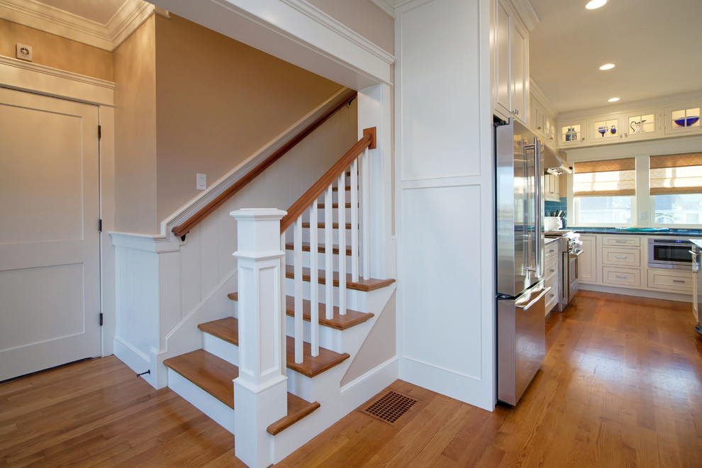 Diseño de escalera recta marinera pequeña con escalones de madera, contrahuellas de madera pintada y barandilla de madera