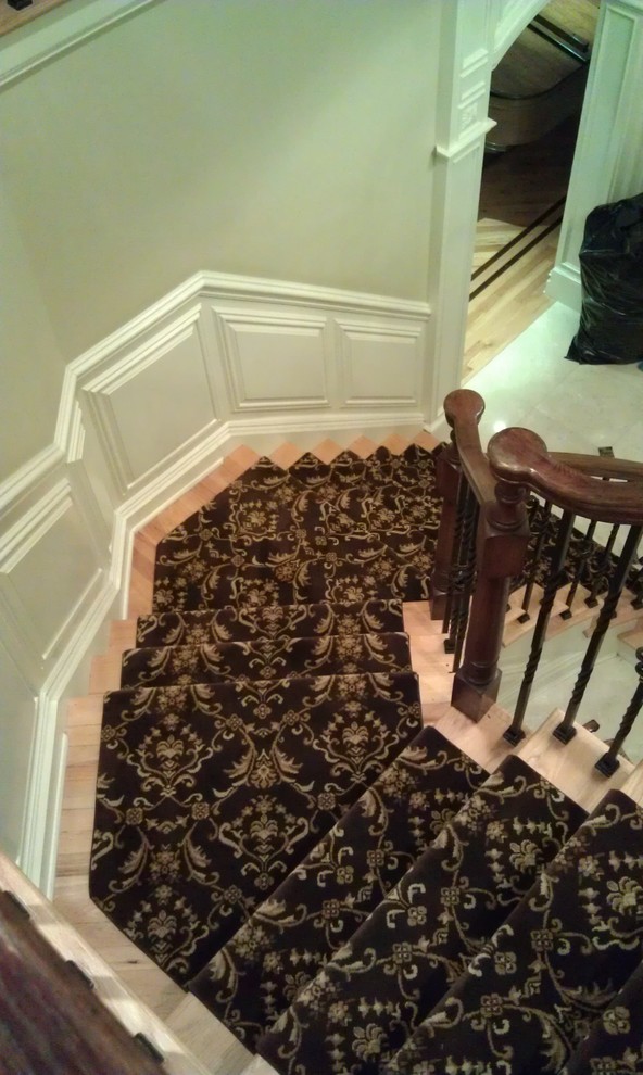 Источник вдохновения для домашнего уюта: огромная изогнутая лестница в классическом стиле с ступенями с ковровым покрытием и перилами из смешанных материалов