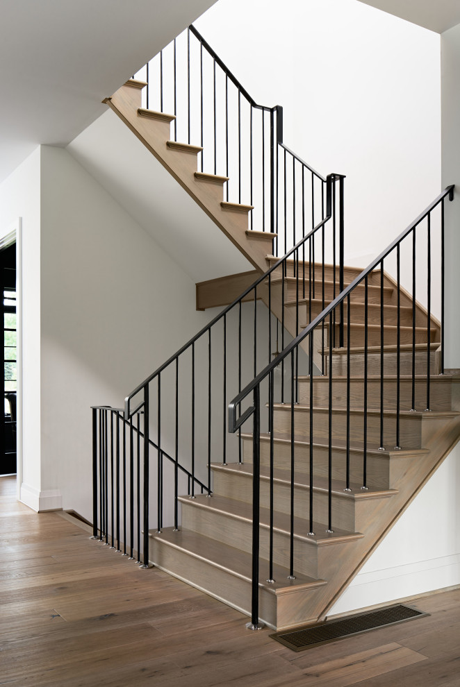 Свежая идея для дизайна: деревянная лестница с деревянными ступенями и металлическими перилами - отличное фото интерьера