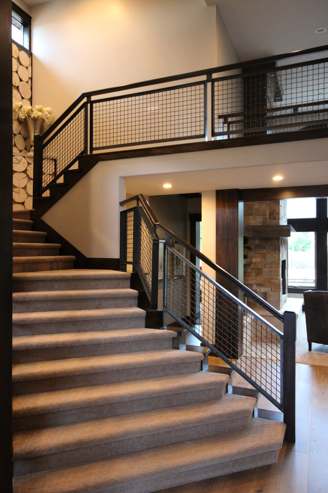 На фото: большая п-образная лестница в стиле лофт с ступенями с ковровым покрытием и ковровыми подступенками с