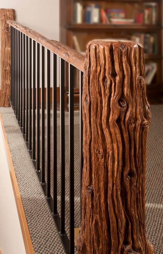 На фото: угловая лестница среднего размера в стиле рустика с ступенями с ковровым покрытием и ковровыми подступенками с