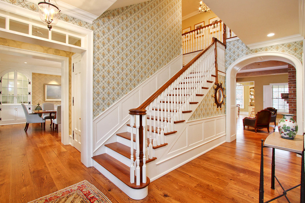 Идея дизайна: угловая деревянная лестница в классическом стиле с деревянными ступенями