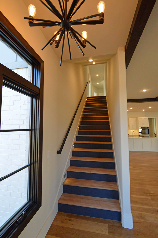 Идея дизайна: прямая лестница в современном стиле с деревянными ступенями и крашенными деревянными подступенками