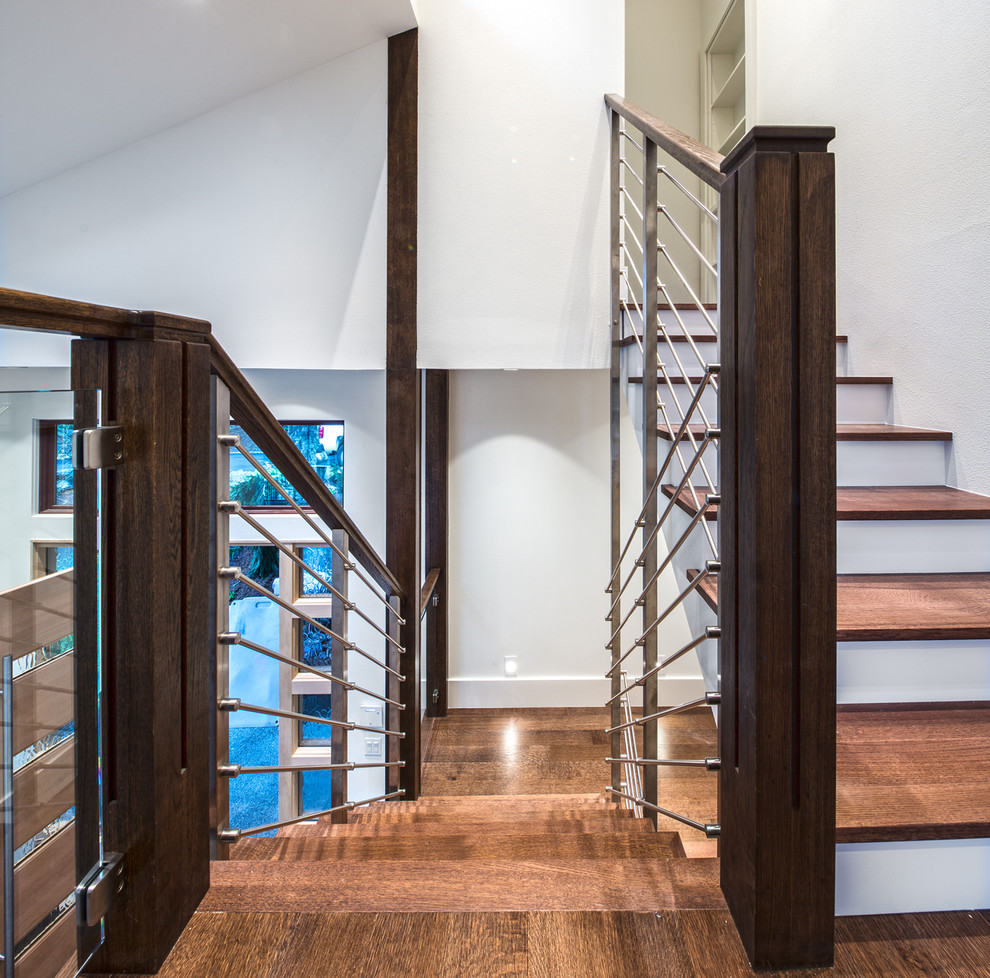 Стильный дизайн: п-образная лестница среднего размера в современном стиле с деревянными ступенями, крашенными деревянными подступенками и перилами из тросов - последний тренд
