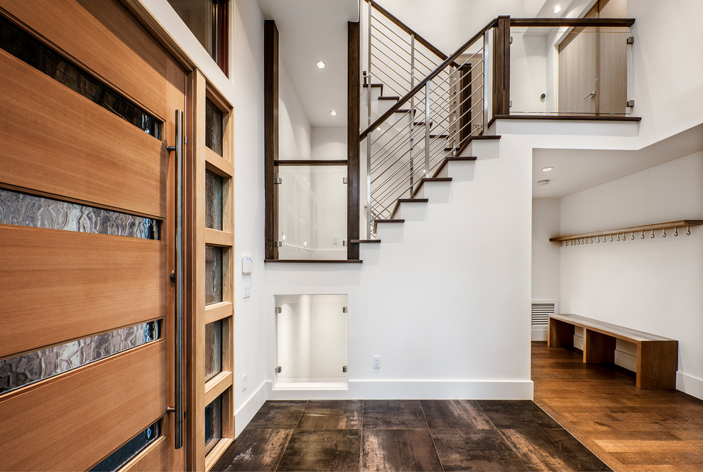Diseño de escalera en U actual de tamaño medio con escalones de madera, contrahuellas de madera pintada y barandilla de cable