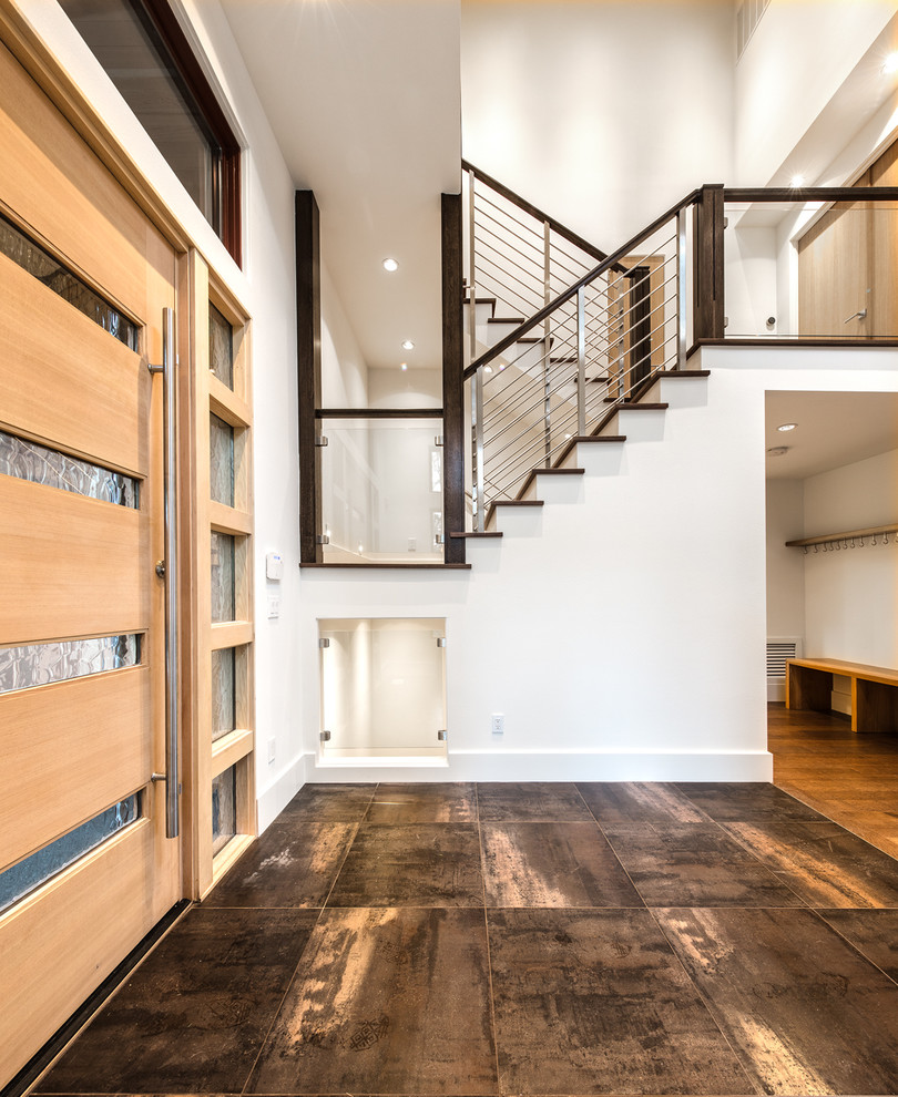 Ejemplo de escalera en U actual de tamaño medio con escalones de madera, contrahuellas de madera pintada y barandilla de metal