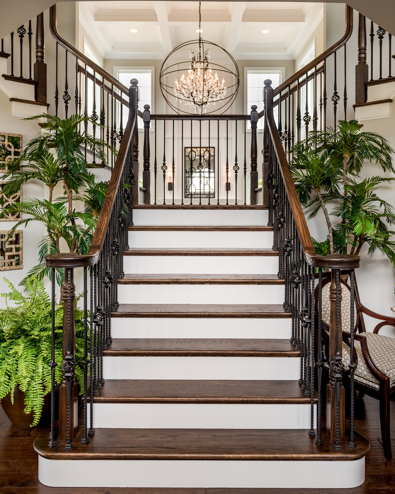 На фото: лестница в классическом стиле с деревянными ступенями и крашенными деревянными подступенками