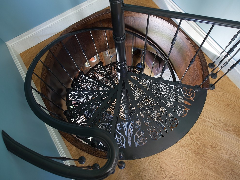 Idéer för mellanstora vintage svängda trappor i metall, med sättsteg i metall