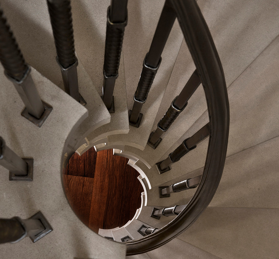 Idées déco pour un grand escalier sans contremarche hélicoïdal classique en béton avec un garde-corps en métal.