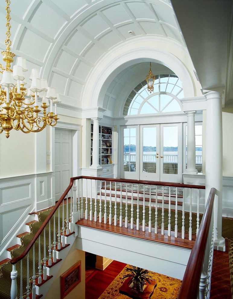 На фото: лестница в викторианском стиле с деревянными ступенями