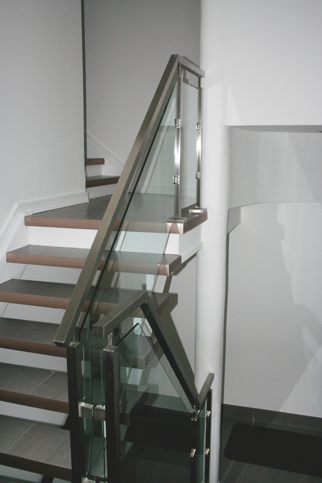 Diseño de escalera suspendida moderna de tamaño medio sin contrahuella con escalones con baldosas