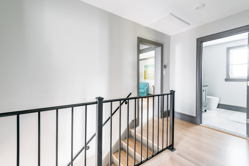 Идея дизайна: прямая лестница среднего размера в стиле модернизм с деревянными ступенями, крашенными деревянными подступенками и металлическими перилами