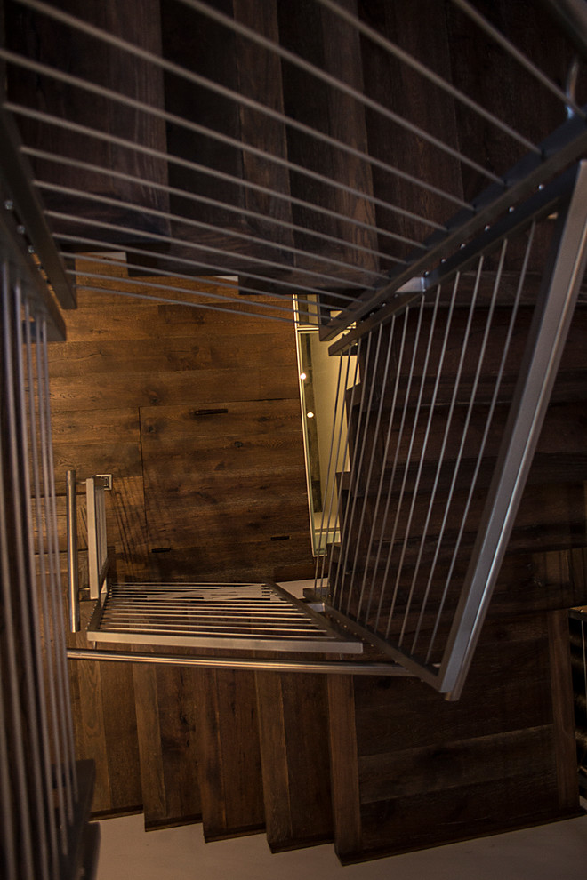 Modelo de escalera en U moderna de tamaño medio con escalones de madera y contrahuellas de madera