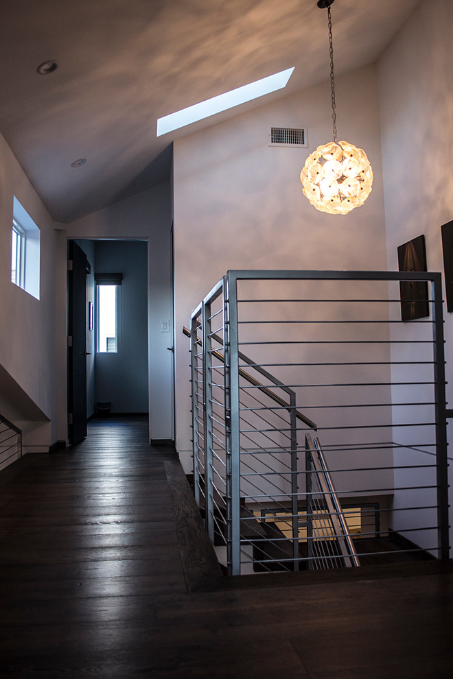 Réalisation d'un escalier minimaliste en U de taille moyenne avec des marches en bois et des contremarches en bois.