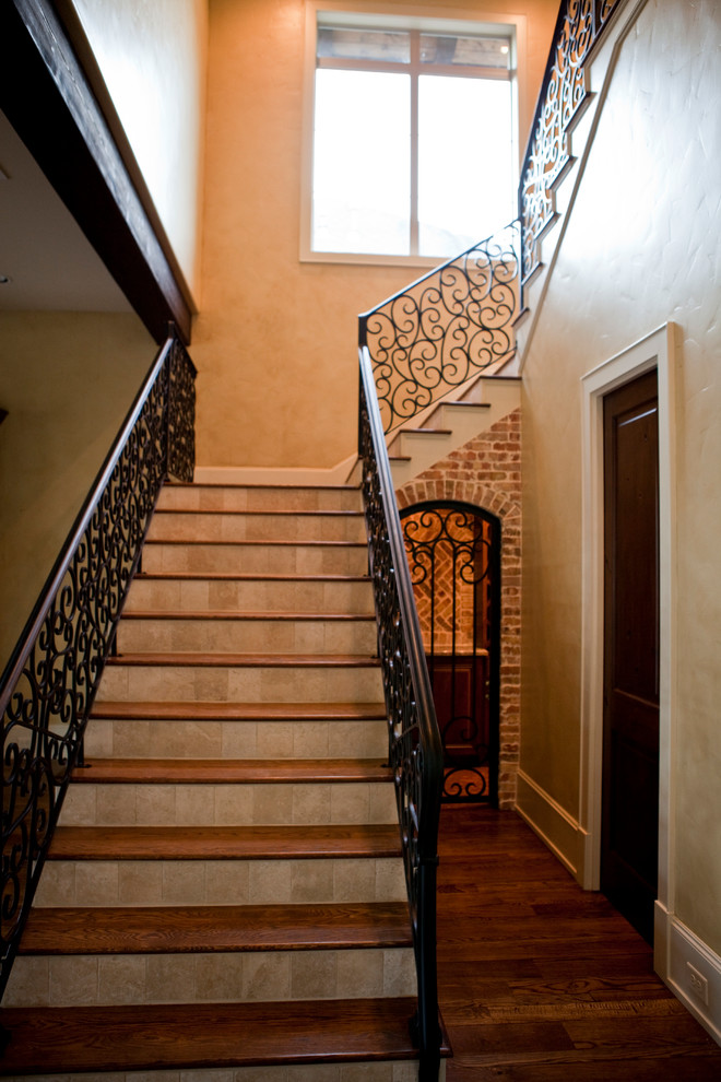 Foto de escalera rústica grande con escalones de madera y contrahuellas con baldosas y/o azulejos