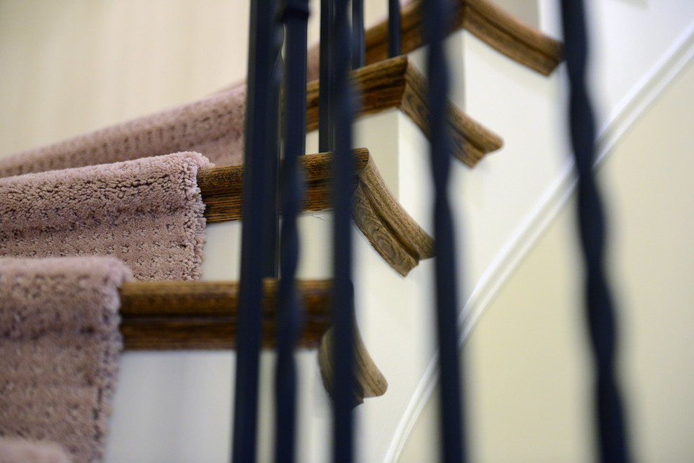 Стильный дизайн: винтовая лестница среднего размера в классическом стиле с деревянными ступенями и крашенными деревянными подступенками - последний тренд