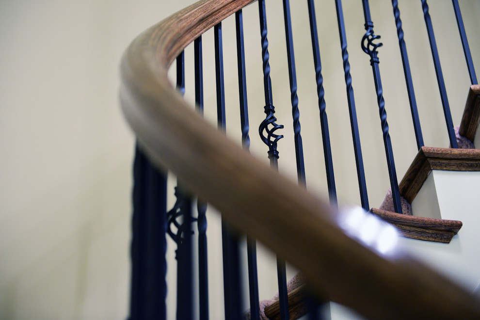 Mittelgroße Klassische Treppe mit gebeizten Holz-Setzstufen in Charlotte
