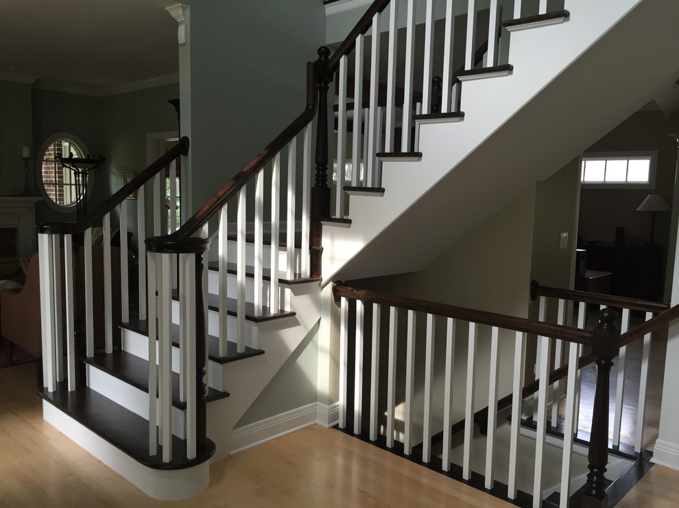 Свежая идея для дизайна: угловая лестница среднего размера в стиле неоклассика (современная классика) с деревянными ступенями, крашенными деревянными подступенками и деревянными перилами - отличное фото интерьера