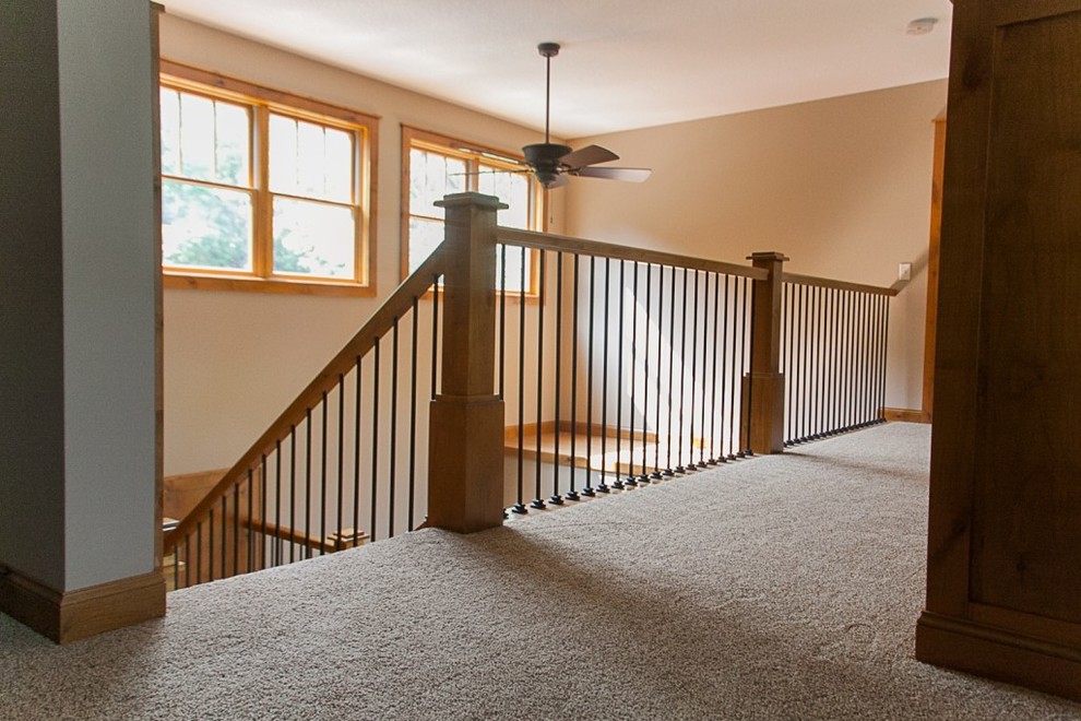 Источник вдохновения для домашнего уюта: огромная лестница в классическом стиле с ступенями с ковровым покрытием и ковровыми подступенками