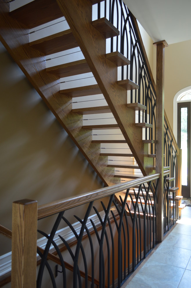 Стильный дизайн: прямая лестница среднего размера в классическом стиле с деревянными ступенями и деревянными перилами без подступенок - последний тренд