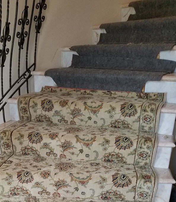 Стильный дизайн: большая изогнутая лестница в классическом стиле - последний тренд