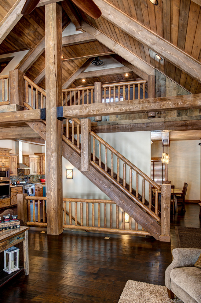 На фото: большая прямая деревянная лестница в стиле рустика с деревянными ступенями с