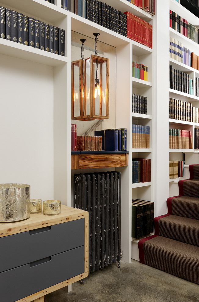 Moderne Treppe mit Teppich-Treppenstufen und Teppich-Setzstufen in London