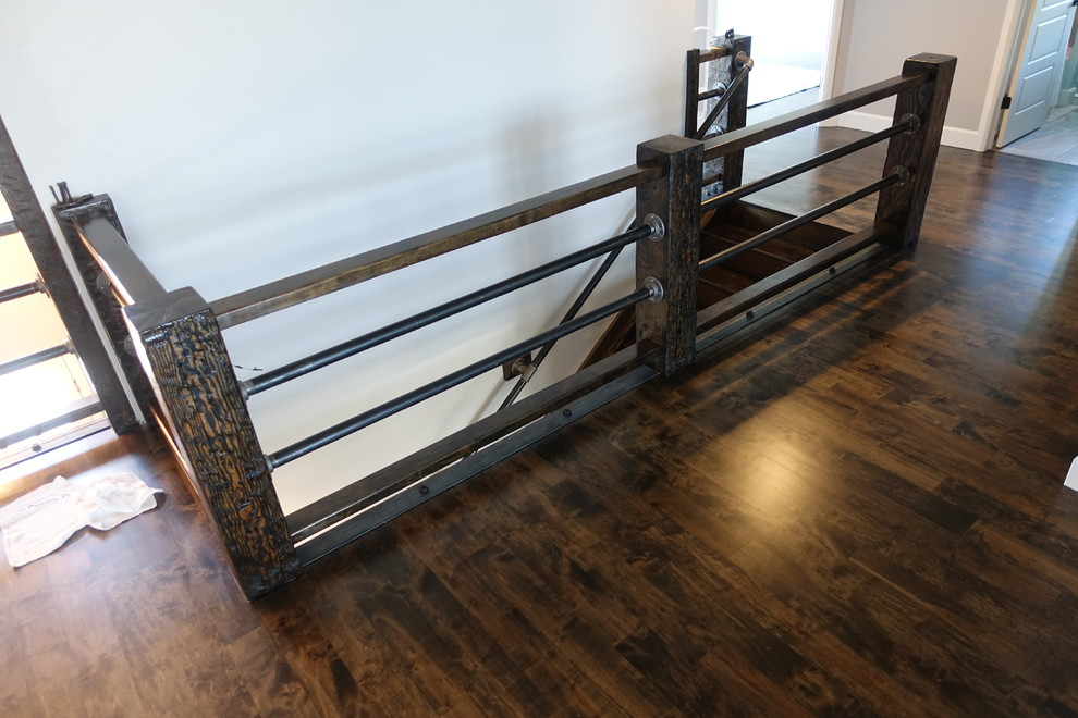 Foto de escalera recta de estilo americano grande con escalones de madera y contrahuellas de madera