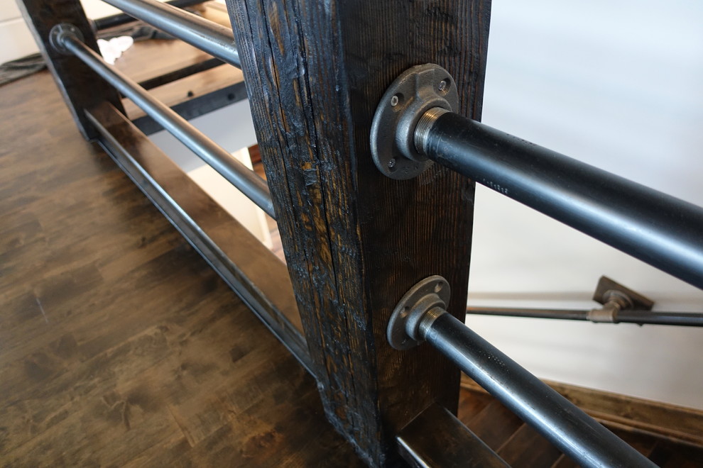 Imagen de escalera recta de estilo americano grande con escalones de madera y contrahuellas de madera