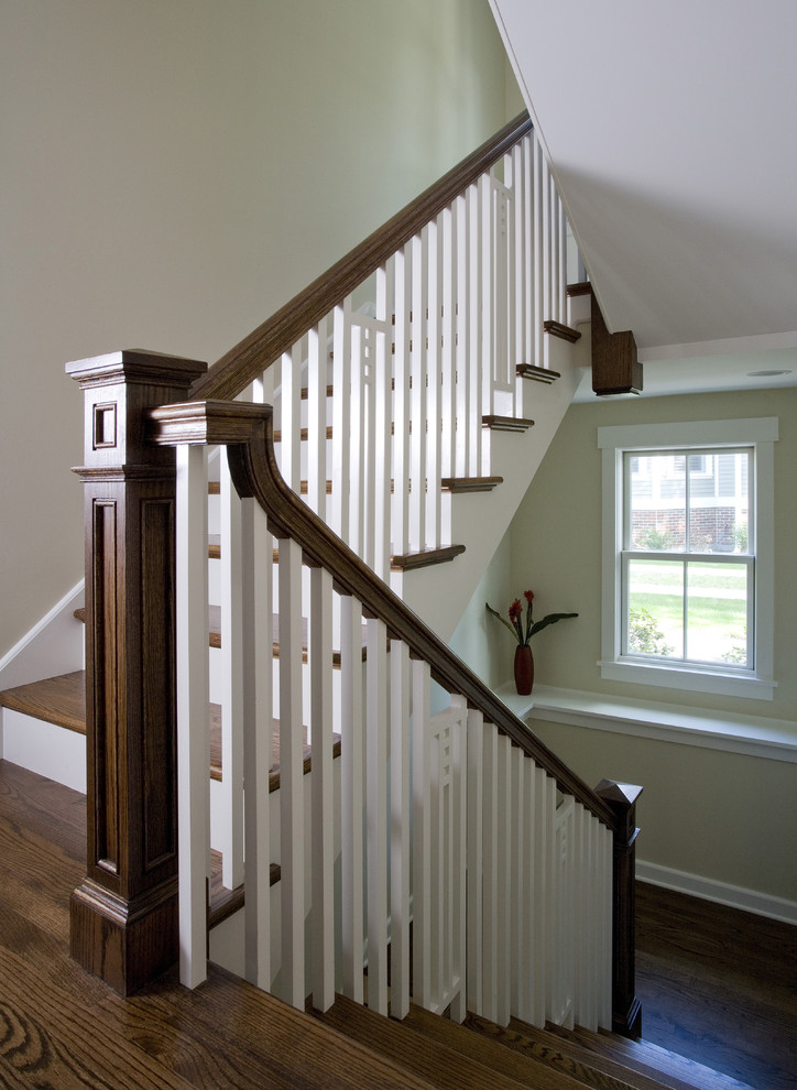 Idées déco pour un escalier craftsman en U avec des marches en bois, des contremarches en bois et un garde-corps en bois.