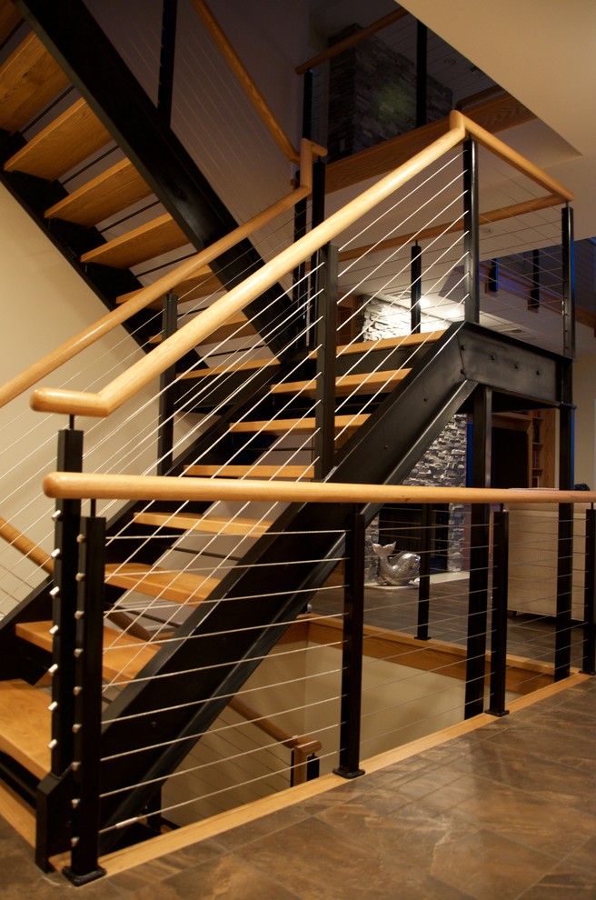 На фото: большая п-образная лестница в современном стиле с деревянными ступенями без подступенок с