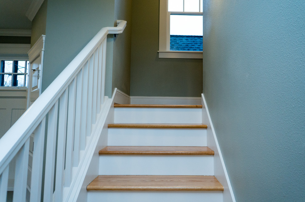 Imagen de escalera en U de estilo americano de tamaño medio con escalones de madera y contrahuellas de madera pintada