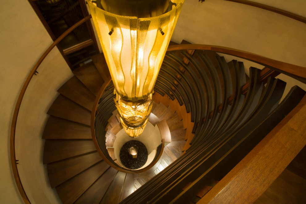 Источник вдохновения для домашнего уюта: большая винтовая лестница в современном стиле с металлическими ступенями