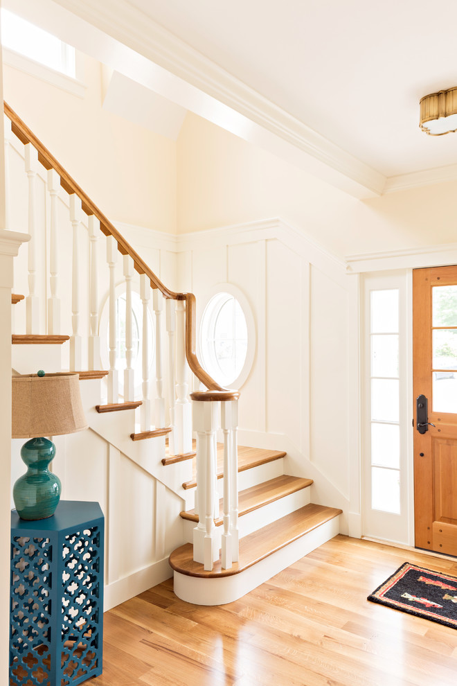 Источник вдохновения для домашнего уюта: угловая лестница среднего размера в классическом стиле с деревянными ступенями и крашенными деревянными подступенками