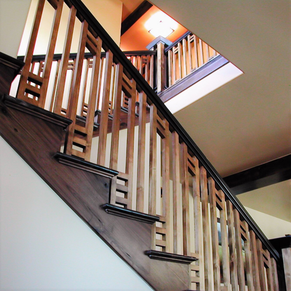 Foto de escalera en U tradicional de tamaño medio con escalones de madera, contrahuellas de madera y barandilla de varios materiales