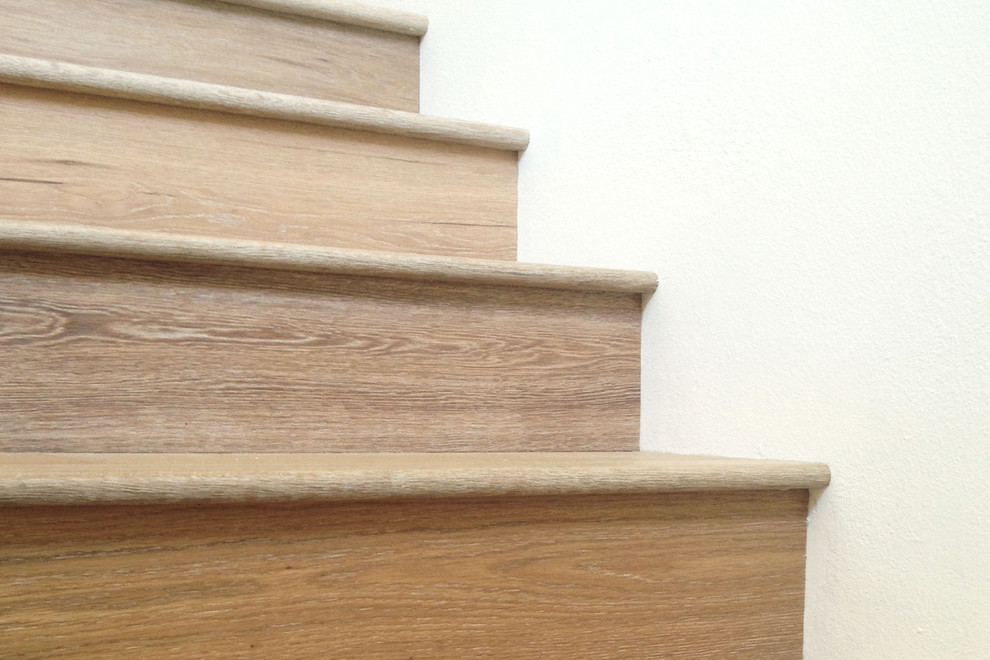 Foto de escalera recta rústica de tamaño medio con escalones de madera y contrahuellas de madera