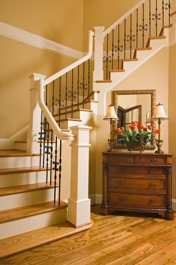 Свежая идея для дизайна: большая изогнутая лестница в классическом стиле с деревянными ступенями, крашенными деревянными подступенками и деревянными перилами - отличное фото интерьера