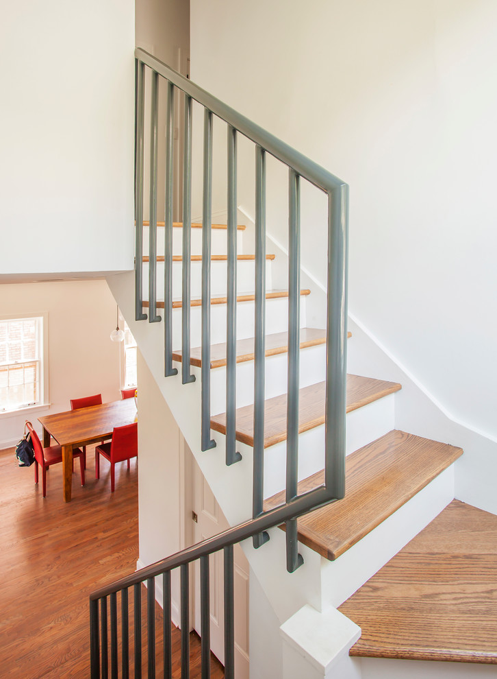 Источник вдохновения для домашнего уюта: п-образная лестница среднего размера в современном стиле с деревянными ступенями и крашенными деревянными подступенками