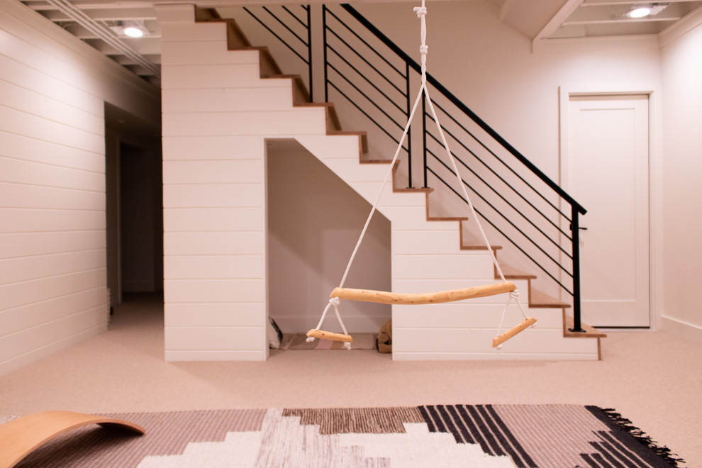 Foto de escalera recta minimalista con barandilla de metal