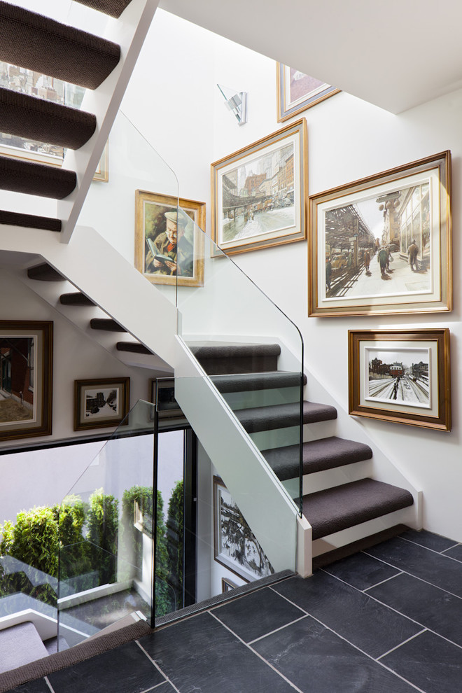 Источник вдохновения для домашнего уюта: лестница в современном стиле с ступенями с ковровым покрытием без подступенок