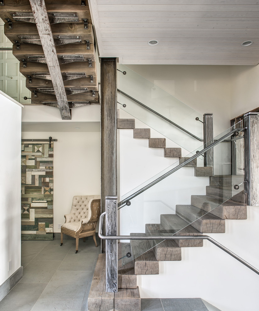 Réalisation d'un escalier design en U de taille moyenne avec des marches en bois, des contremarches en bois, un garde-corps en verre et palier.