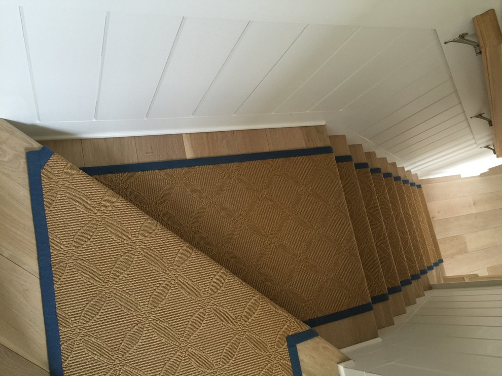 Aménagement d'un escalier peint bord de mer en L avec des marches en bois.