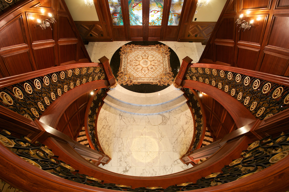 Foto de escalera curva de estilo zen extra grande con escalones enmoquetados, contrahuellas enmoquetadas y barandilla de varios materiales