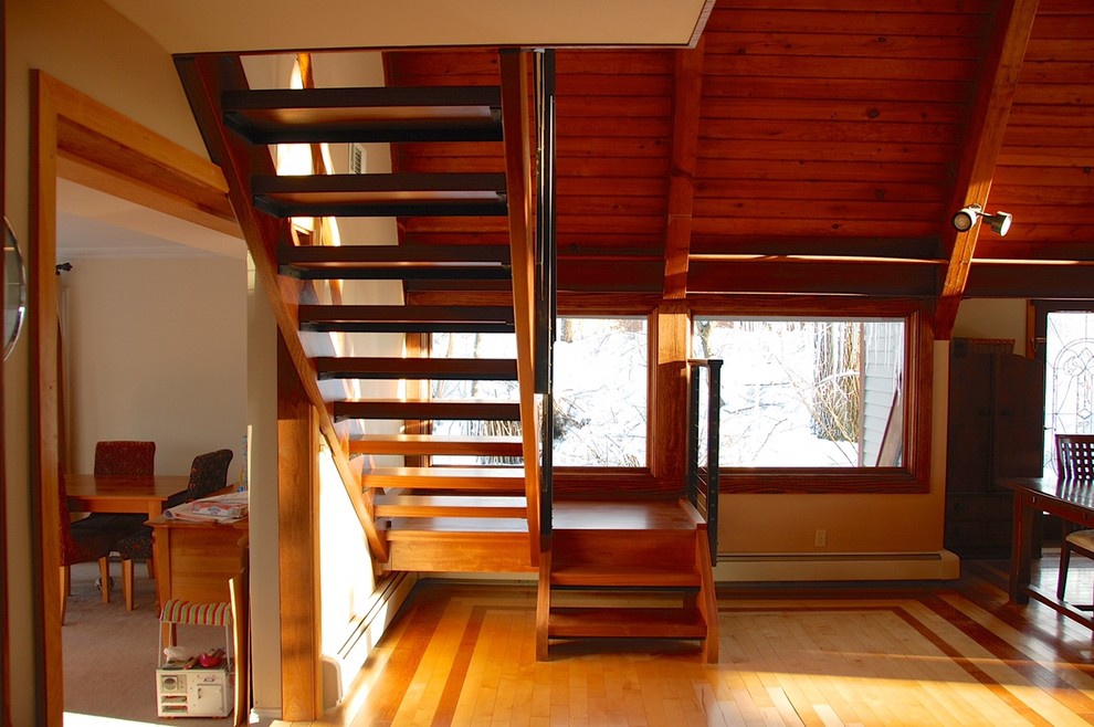 Cette photo montre un escalier tendance en U de taille moyenne avec des marches en bois et des contremarches en bois.