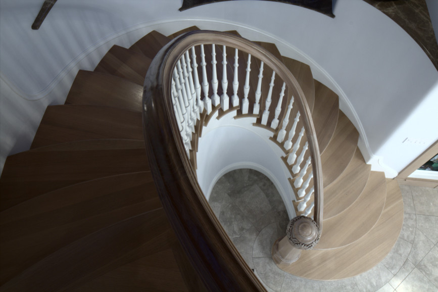 Свежая идея для дизайна: огромная винтовая деревянная лестница в классическом стиле с деревянными ступенями - отличное фото интерьера
