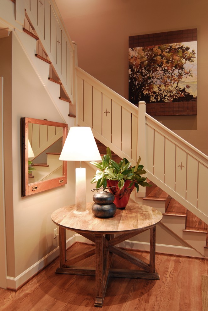 Свежая идея для дизайна: лестница в стиле рустика с деревянными ступенями и деревянными перилами - отличное фото интерьера