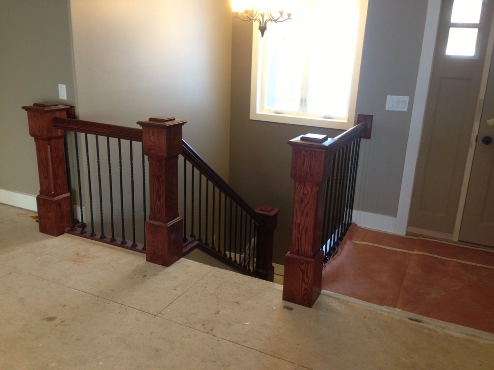 Große Klassische Treppe in U-Form mit Teppich-Treppenstufen und Teppich-Setzstufen in Cedar Rapids